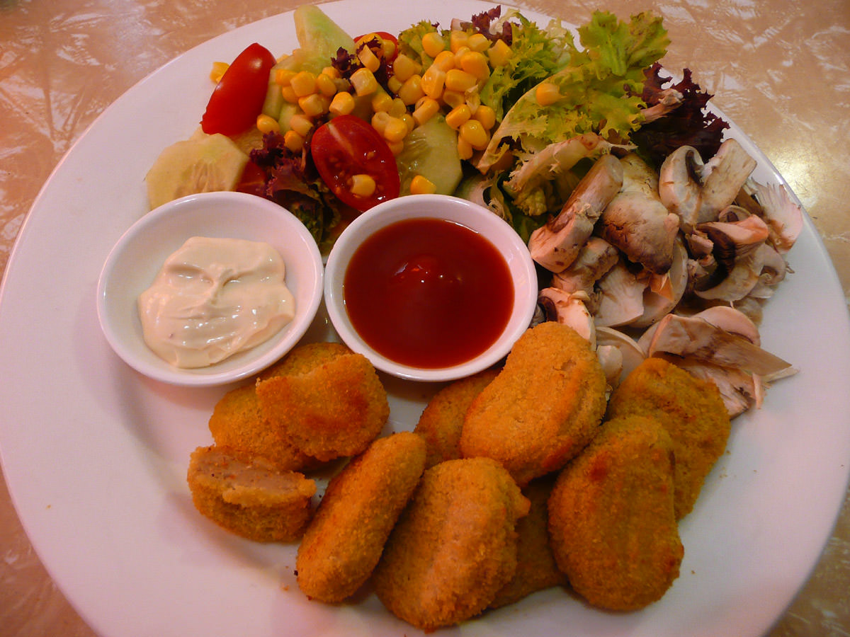 Chicken nuggets, salad, tomato sauce and aioli