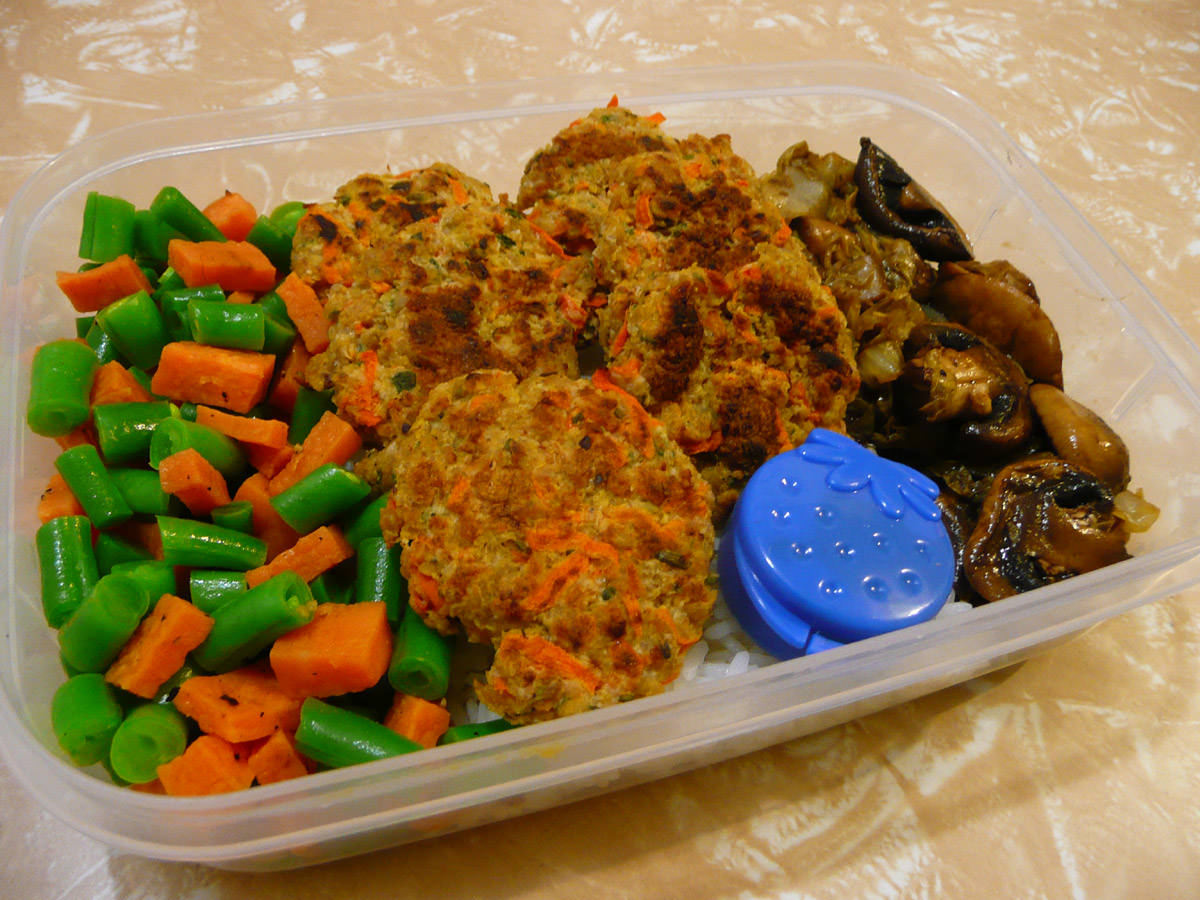 Chicken and vegetable patties, on rice stir-fried lettuce and mushrooms, blanched green beans with sweet potato