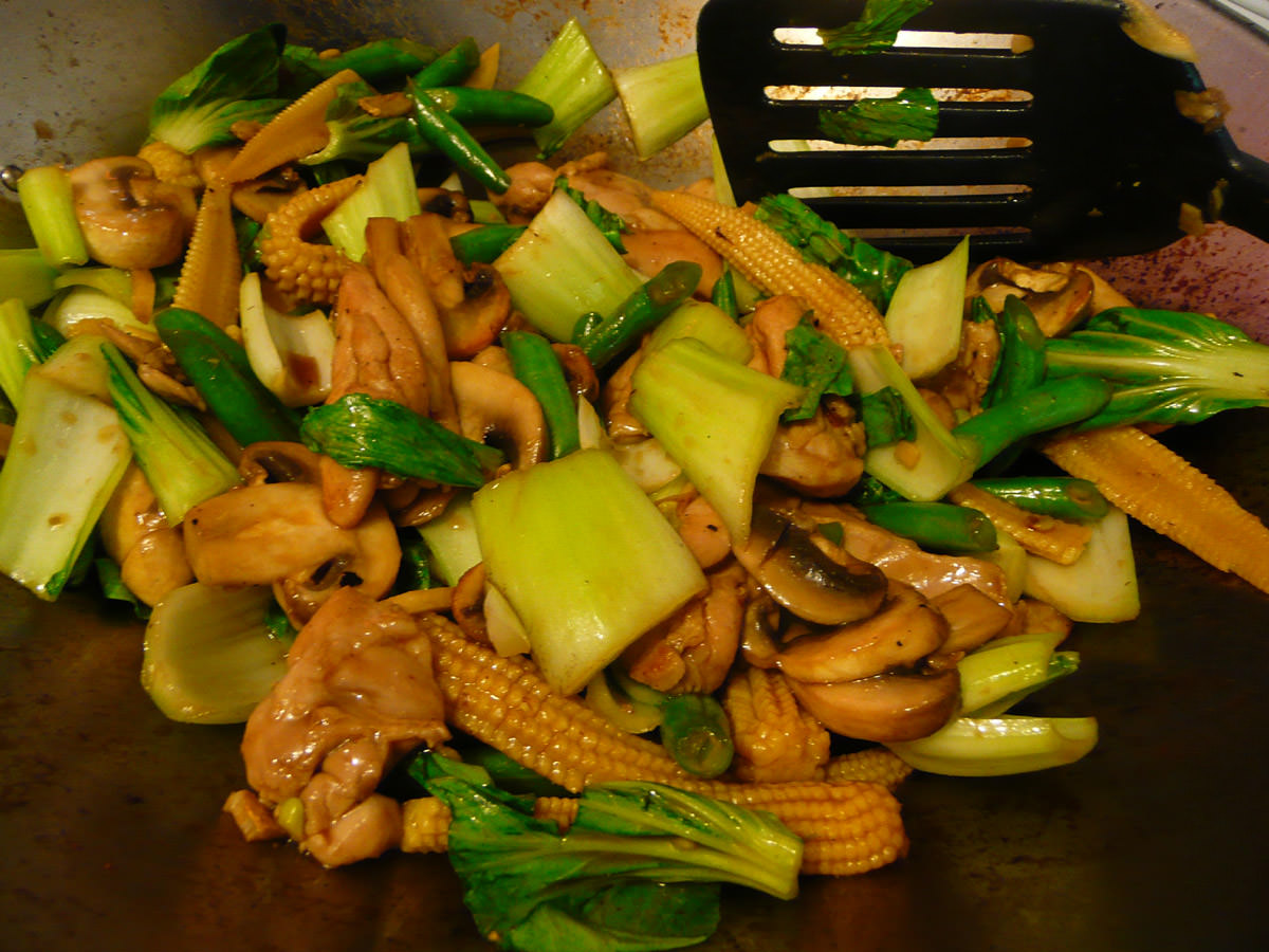 Stir-fry with chicken, green vegetables, mushroom and baby corn