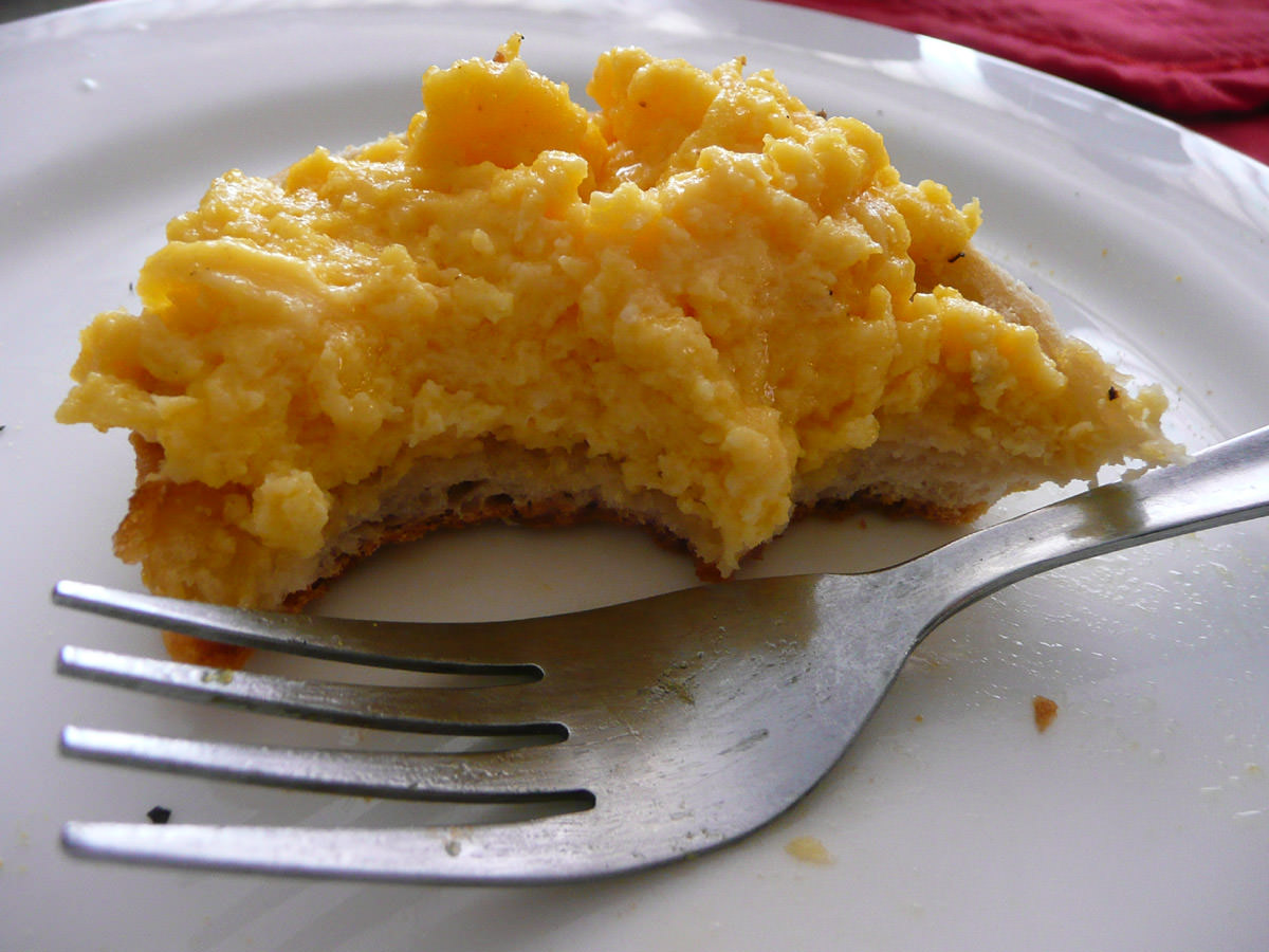 Scrambled eggs with toasted English muffin