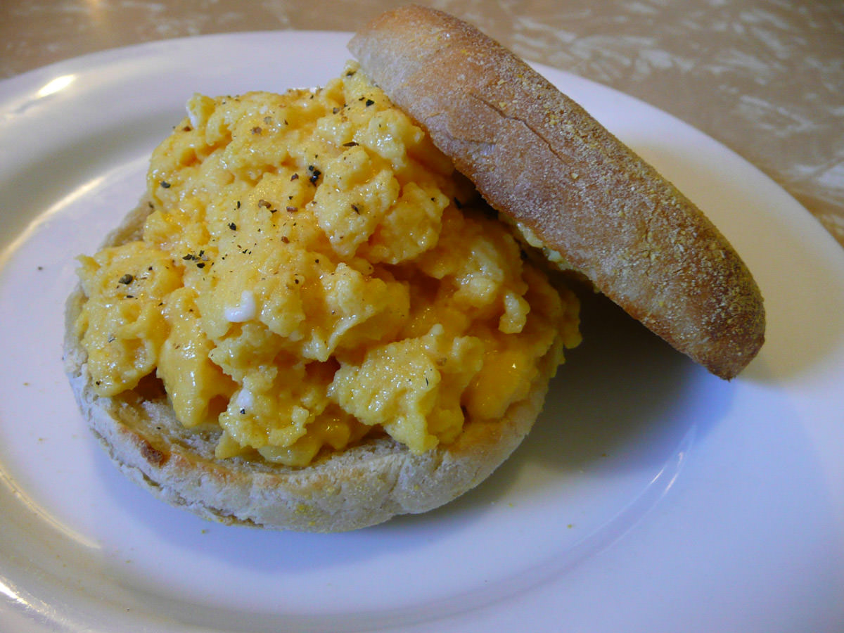 Scrambled eggs with toasted English muffin
