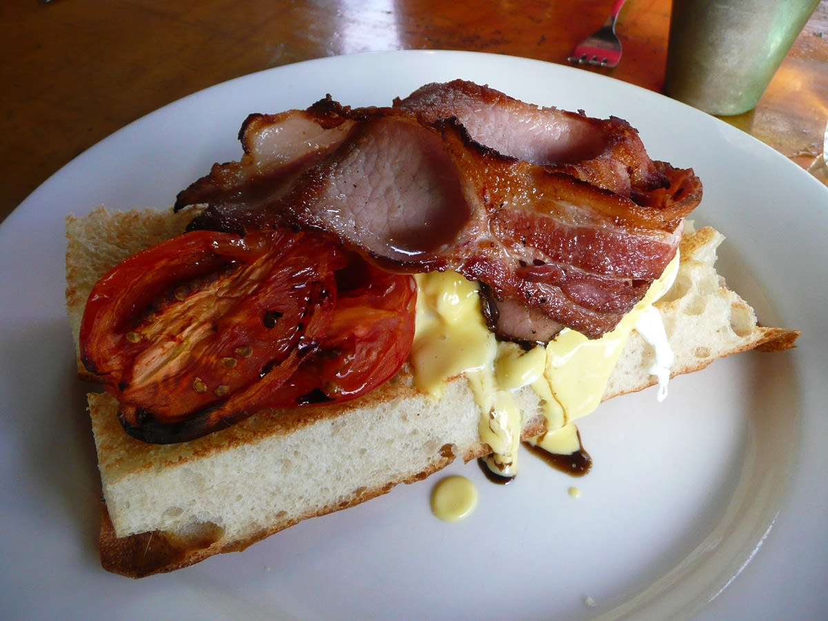 Double smoked bacon, poached eggs, tomato, herbed hollandaise on turkish bread