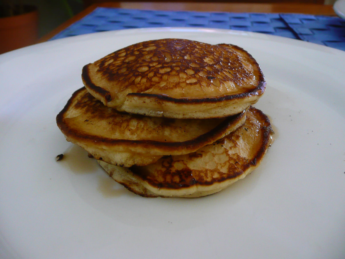 Pikelets with maple syrup