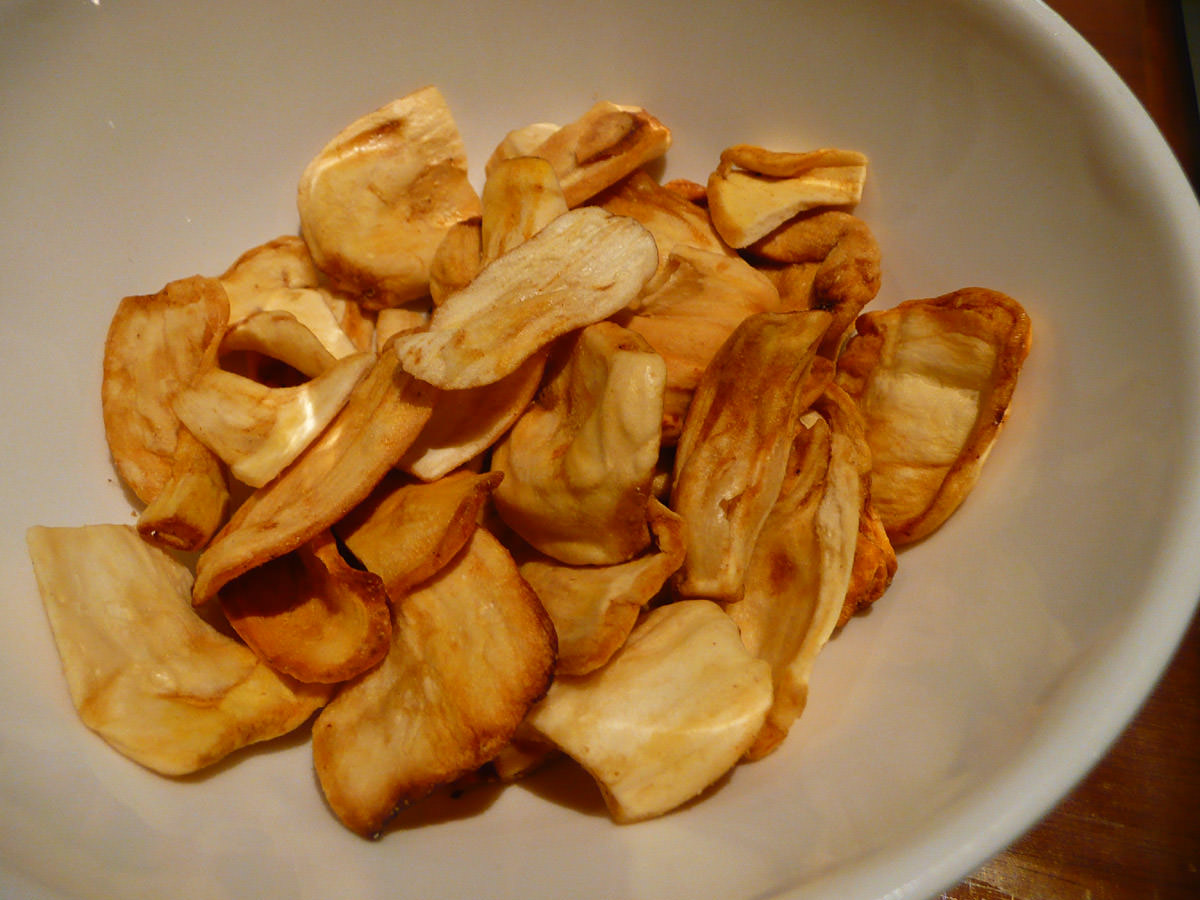 Dried jackfruit chips