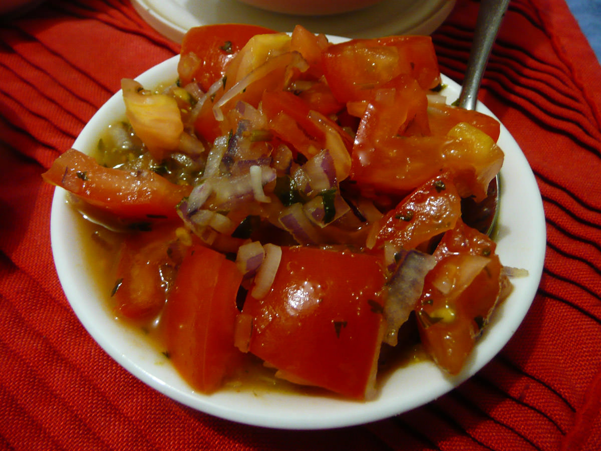Tomato and red onion relish