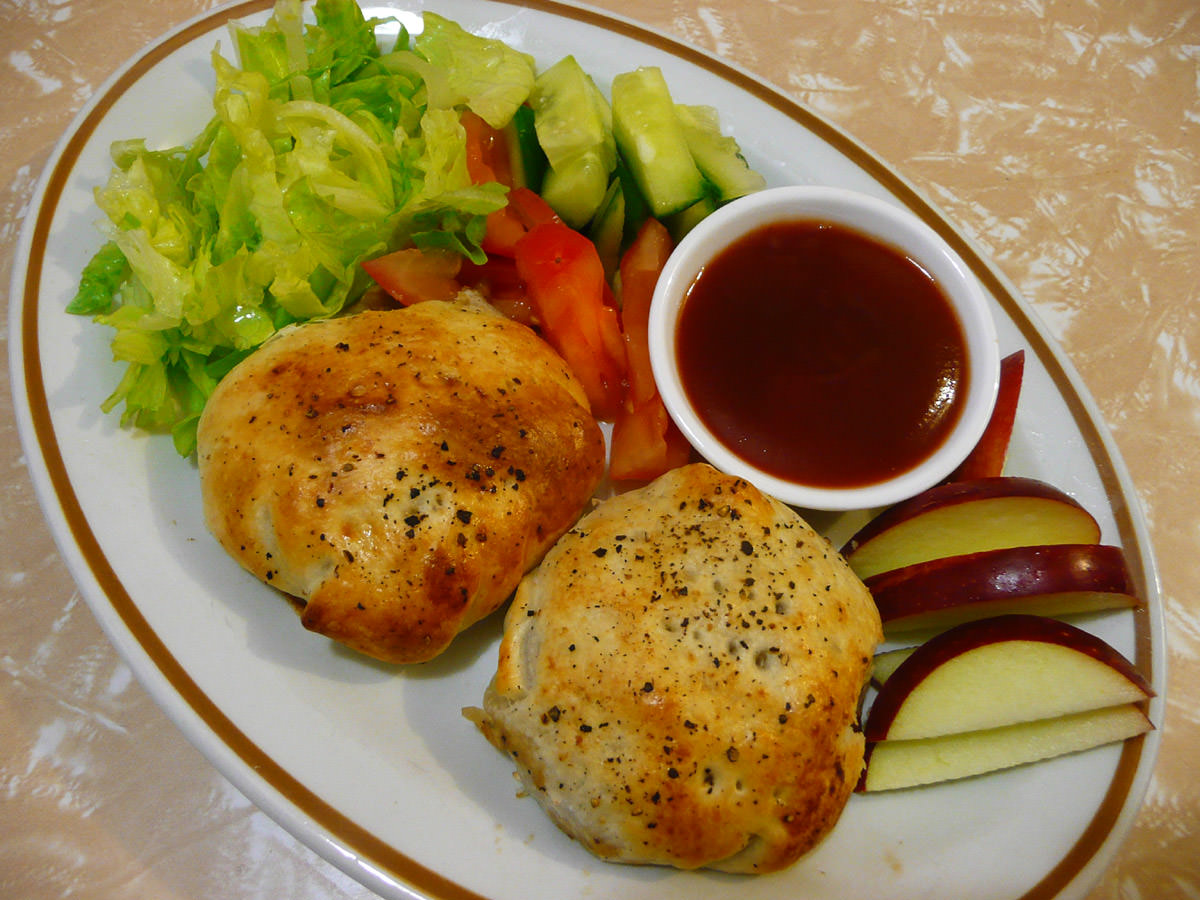 Minchee puffs with salad, apple and tomato sauce