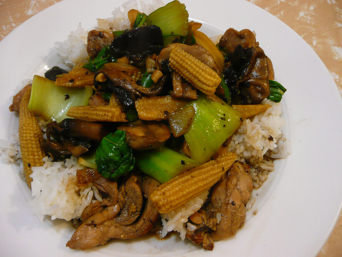Stir-fried chicken and vegetables with rice