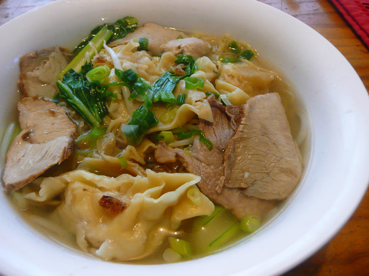 Noodle soup with pork and wantans
