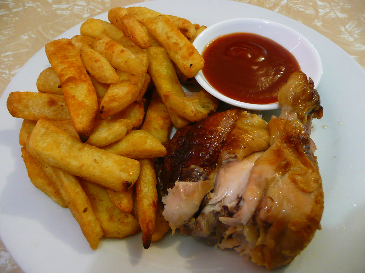 Barbecue chicken with ovenfried chips and tomato sauce