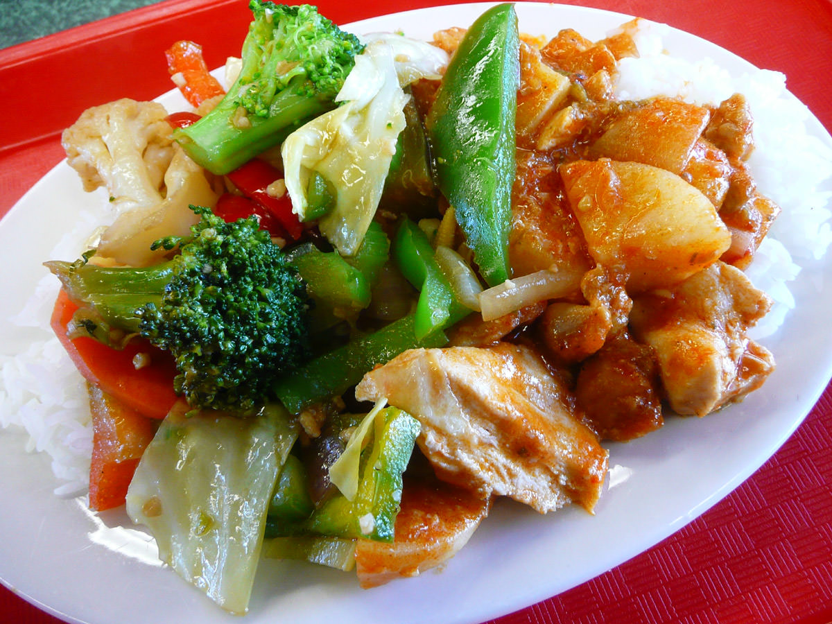 Red chicken curry, stir-fried vegetables and rice