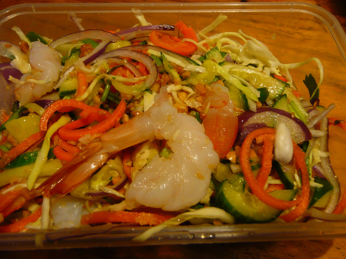 Mild salad with prawns