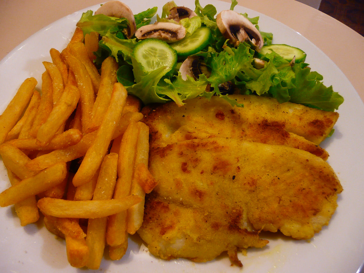 Fish, chips and green salad