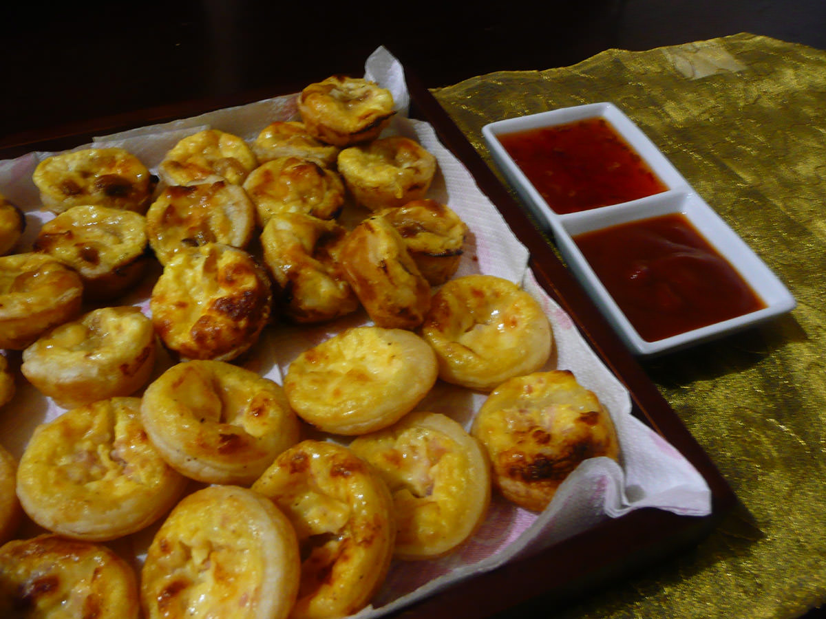 Mini quiches with tomato sauce and sweet chilli sauce