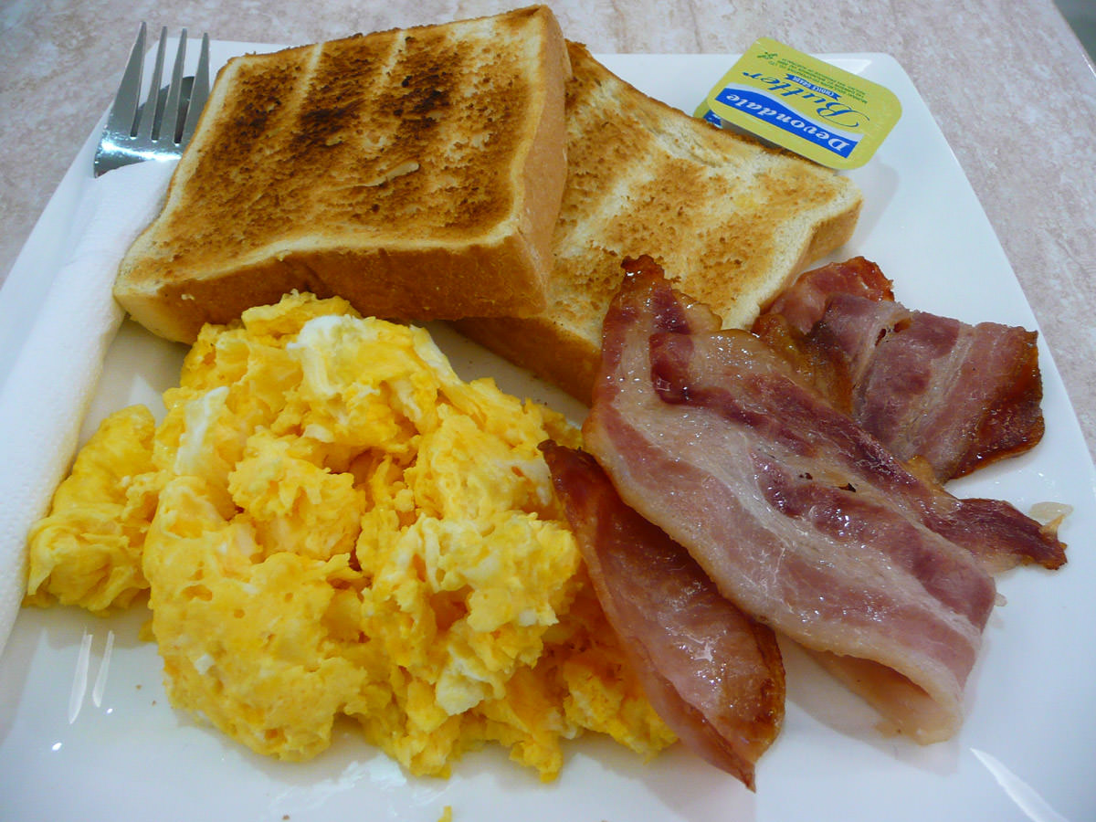 Bacon, scrambled eggs and thick toast