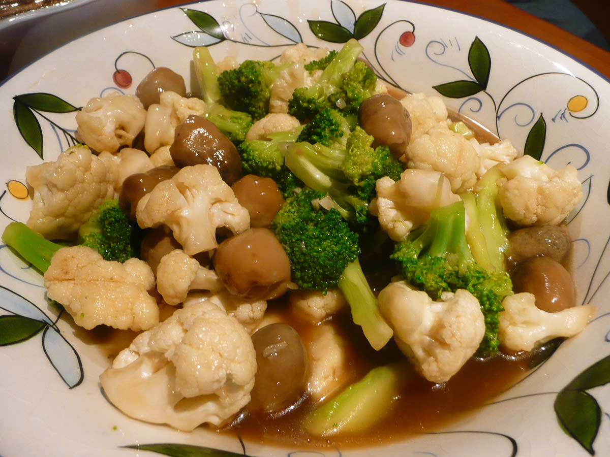 Stir-fried broccoli and cauliflower