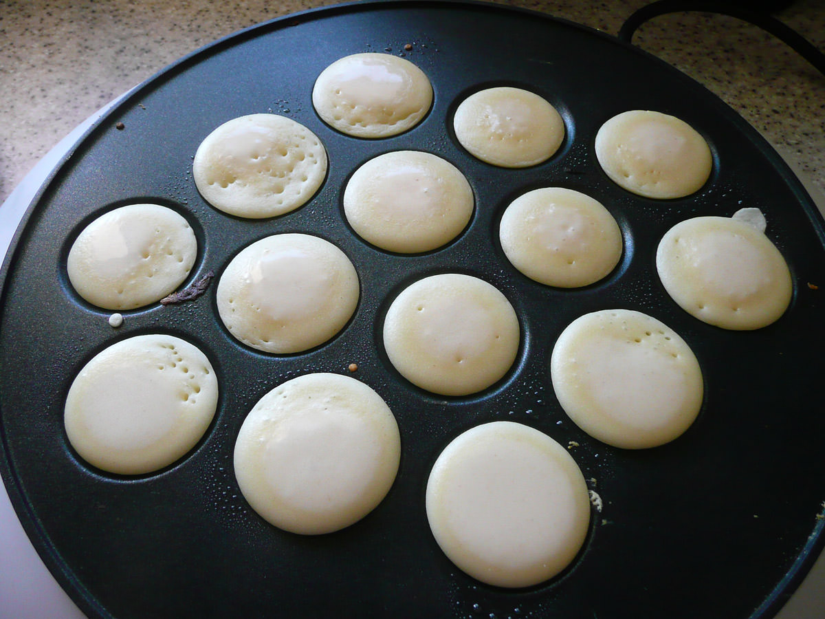 Cooking the poffertjes