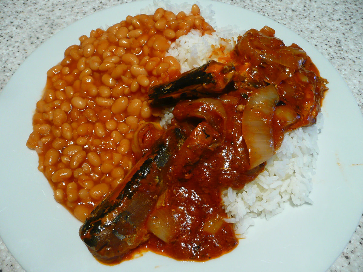 Sardines and onions in tomato sauce with rice and baked beans 