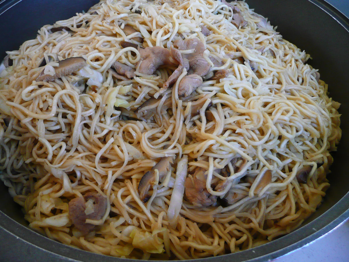 Noodles with chinese mushrooms and pork