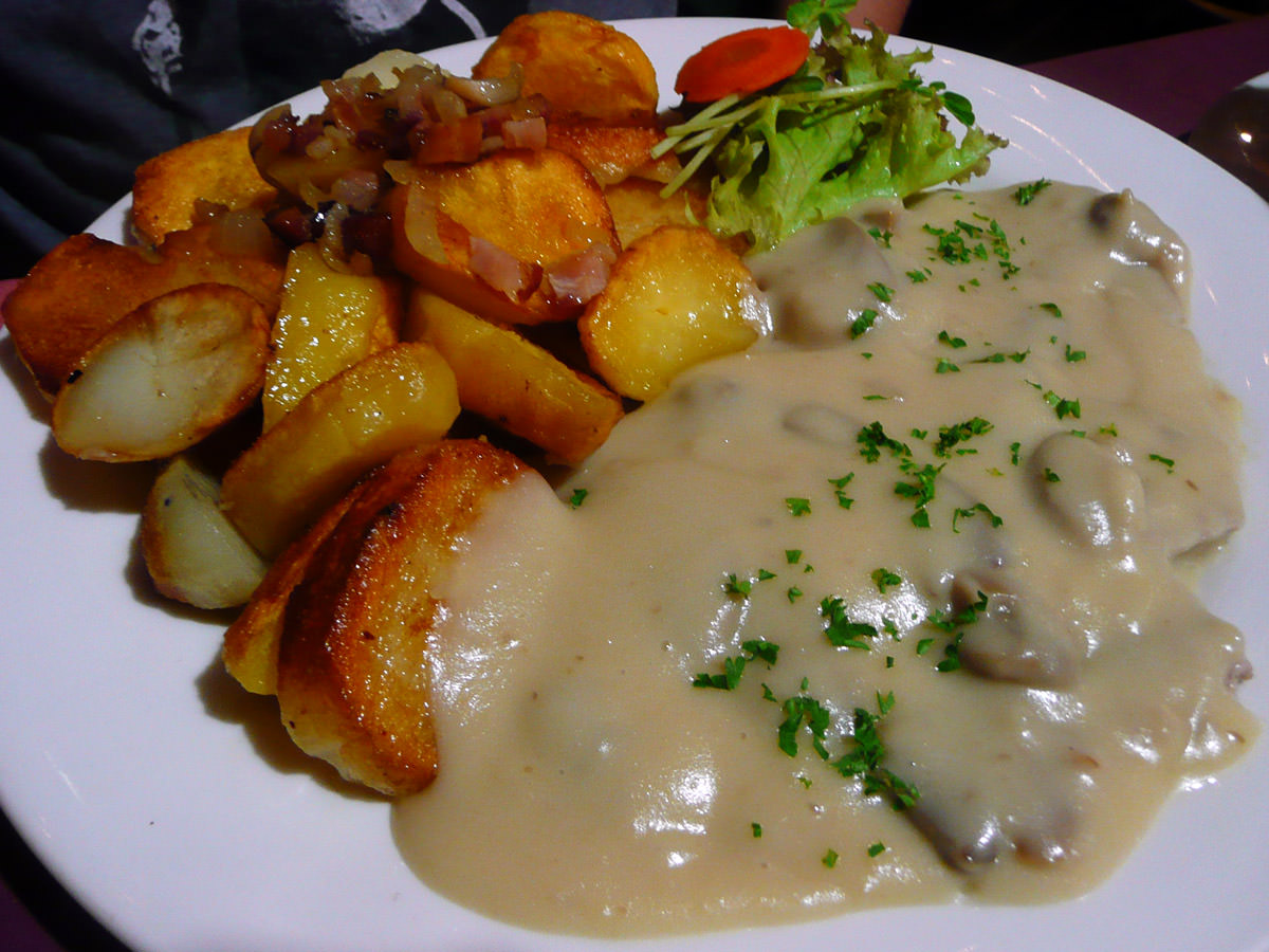 Rahm schnitzel (with creamy mushroom sauce)