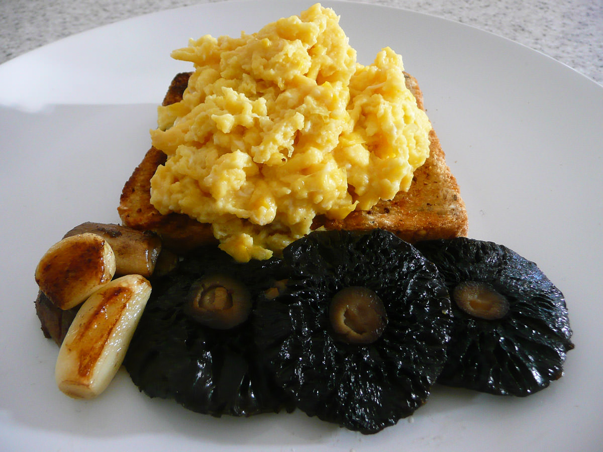 Scrambled eggs on toast, panfried garlic, portabello mushrooms