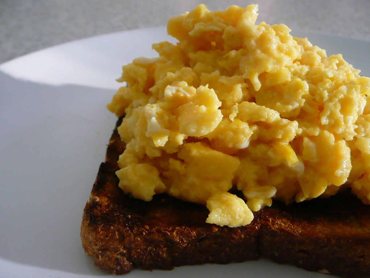 Scrambled eggs with creamed corn