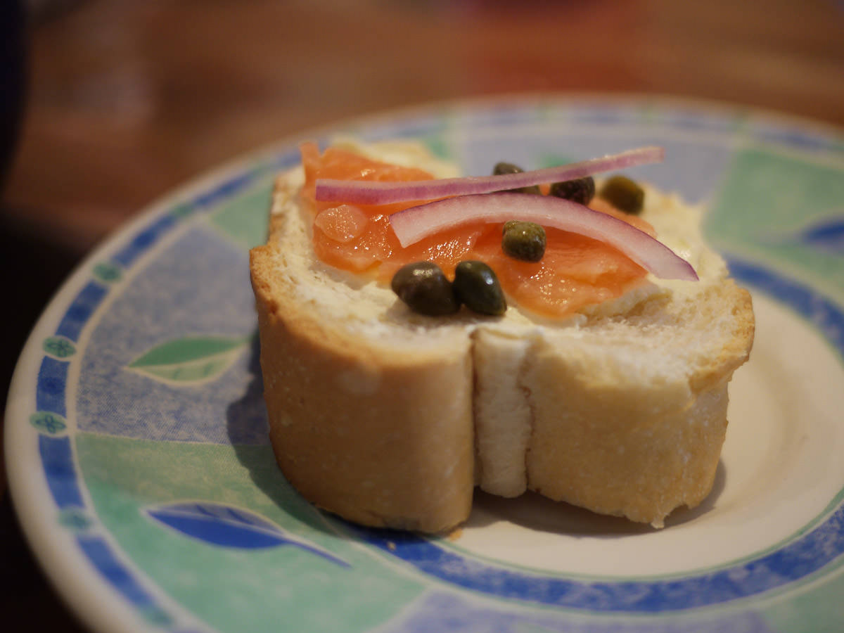 Smoked salmon, cream cheese, red onion and capers on bread