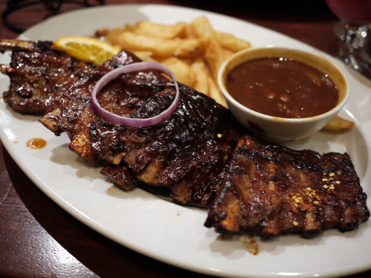 Pork ribs, fries and baked beans