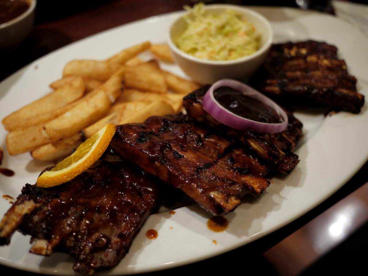 Pork ribs, fries and coleslaw