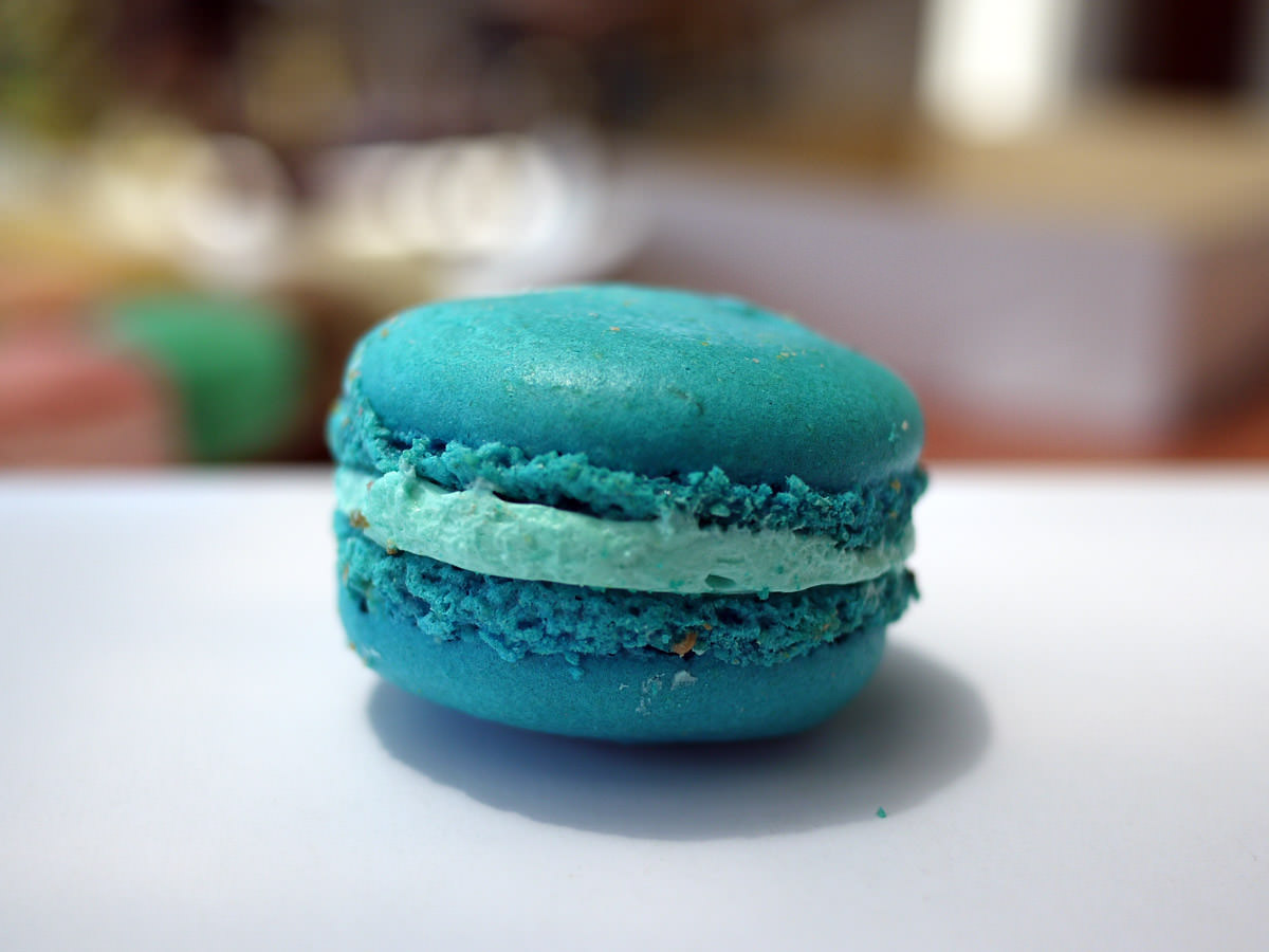 Blue macaron does not appeal
