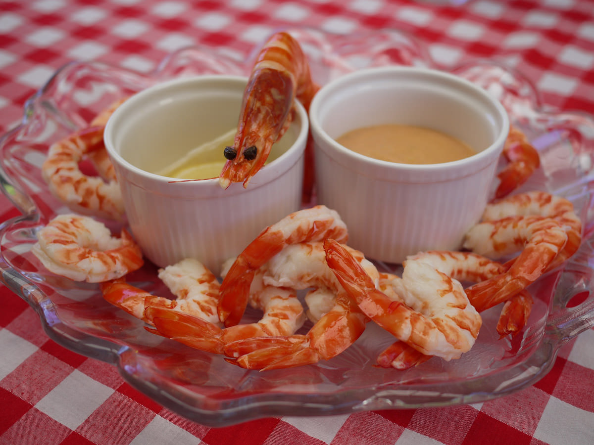 Cold cooked prawns with seafood sauce