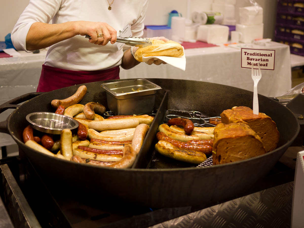 Assembling a bratwurst hot dog, Andy's Bratwurst Hut