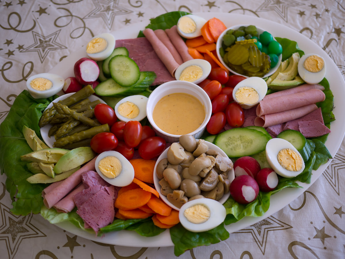 Cold meats, vegetables, pickles and egg