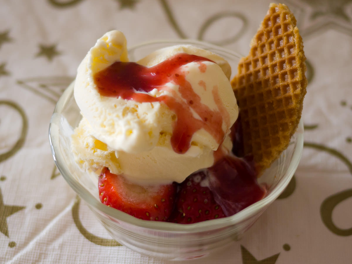 Vanilla ice cream, strawberries, strawberry sauce and half a stroopwafel