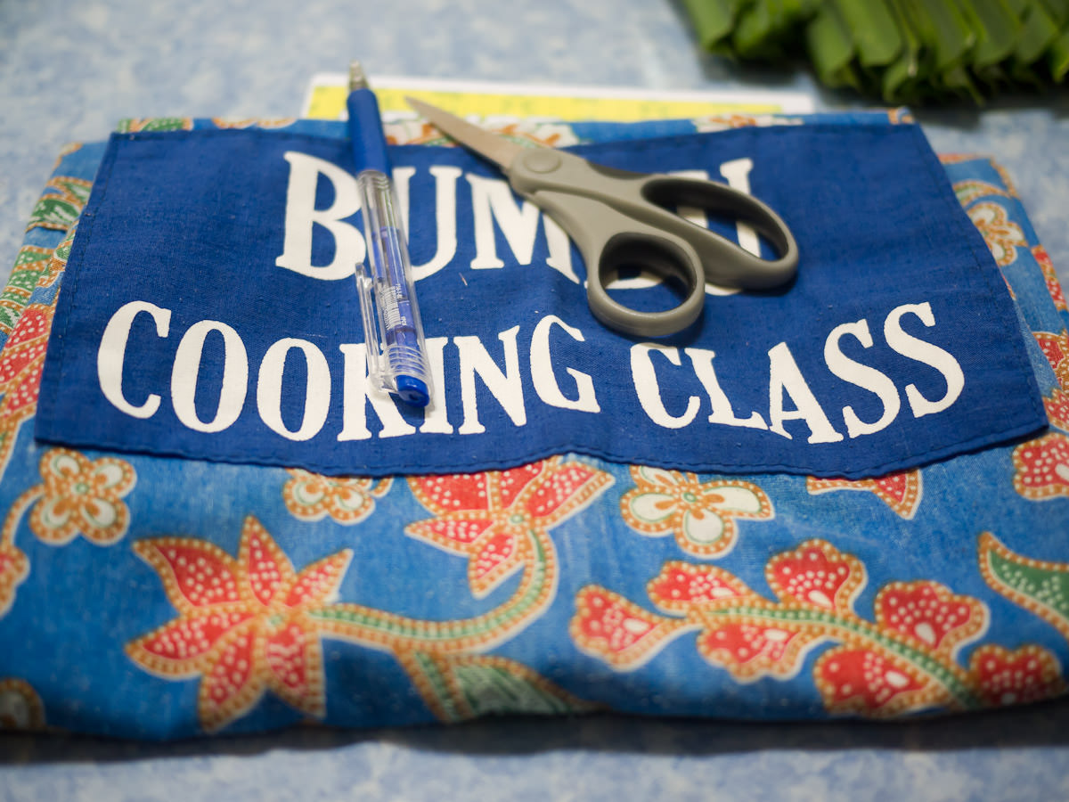 Bumbu Cooking Class apron, pen and scissors