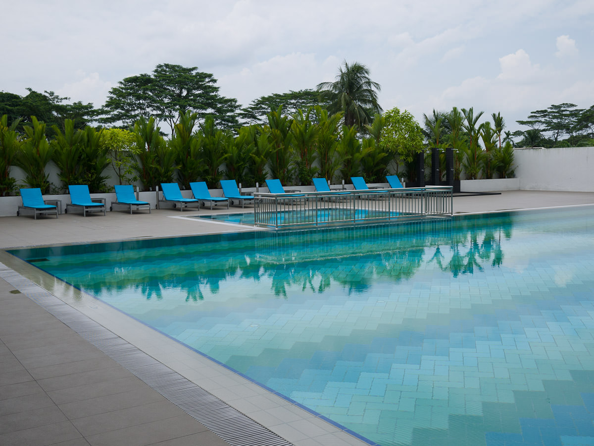 Pullman Kuching pool