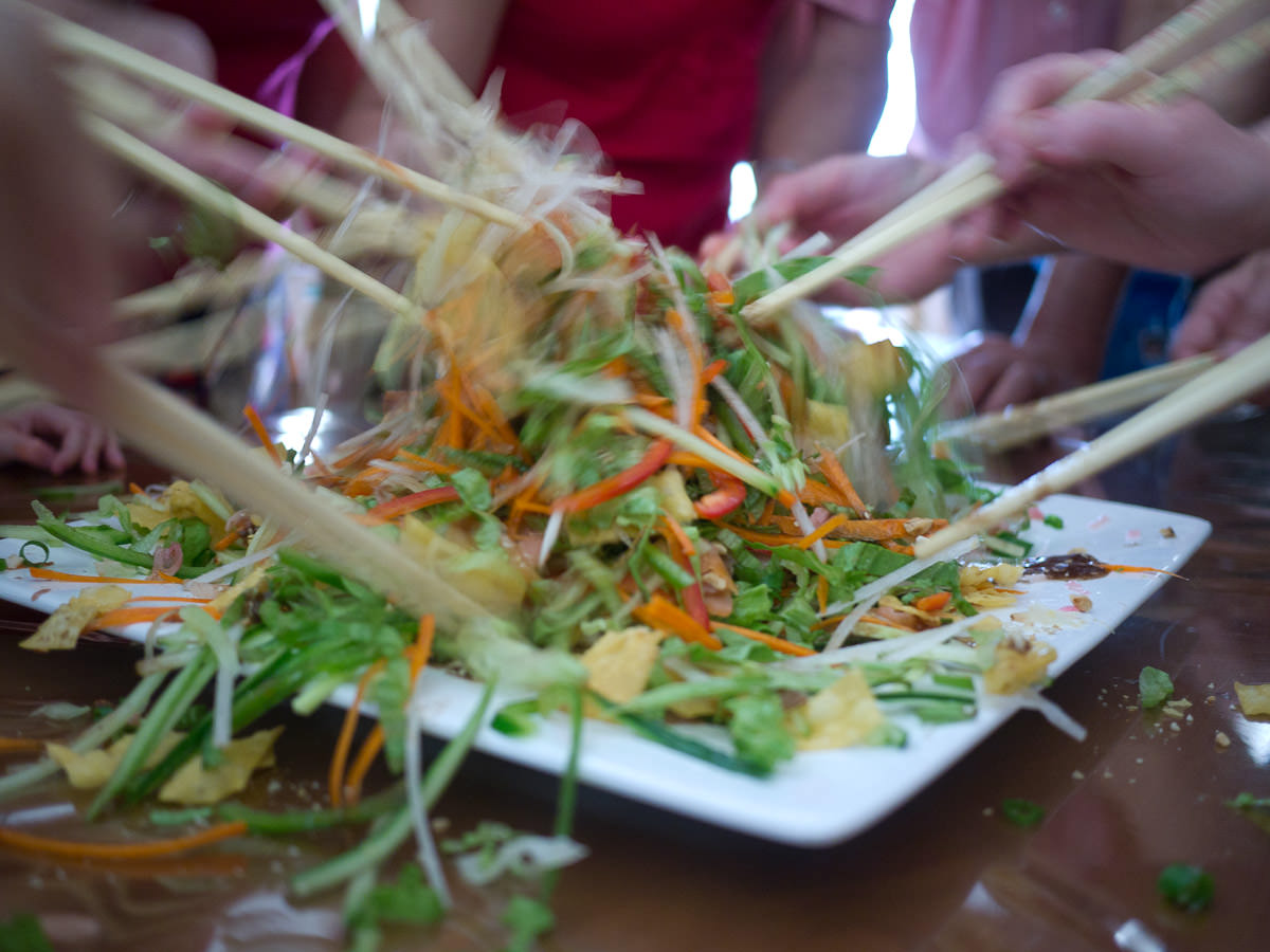 Tossing the yee sang