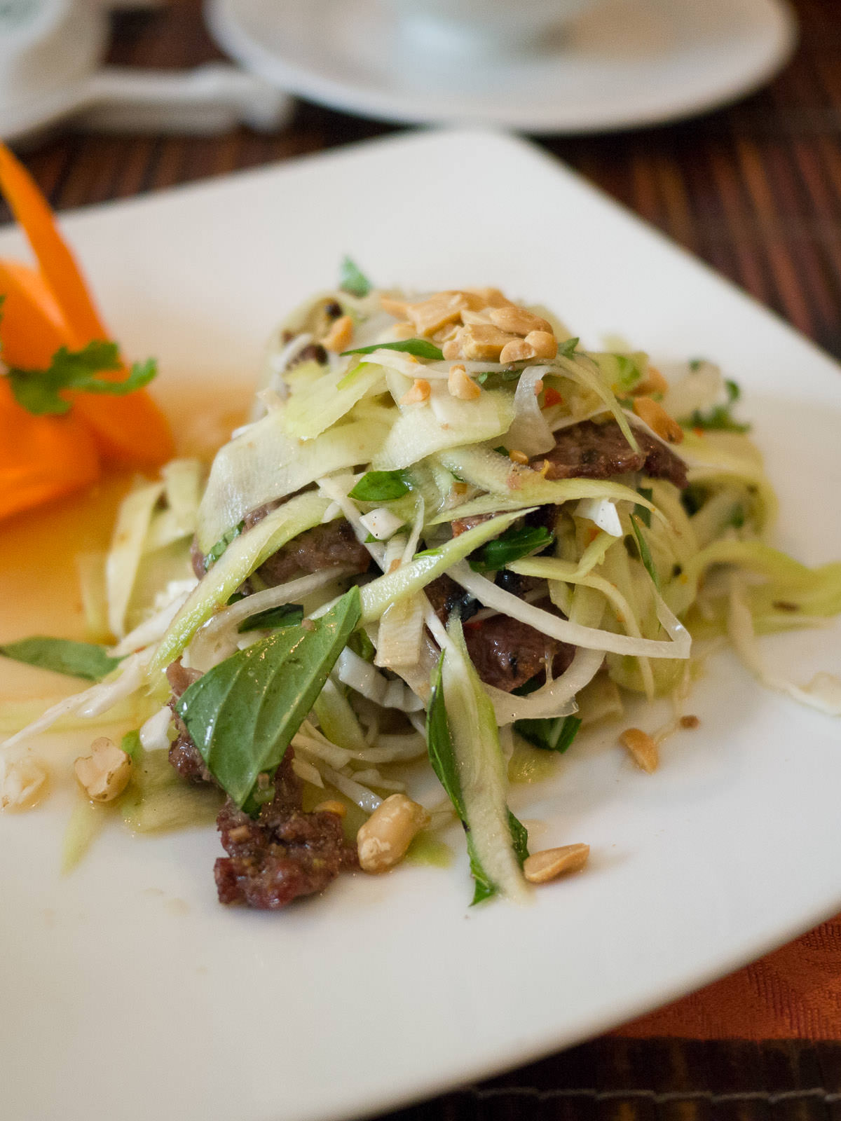 Mango salad with grilled beef