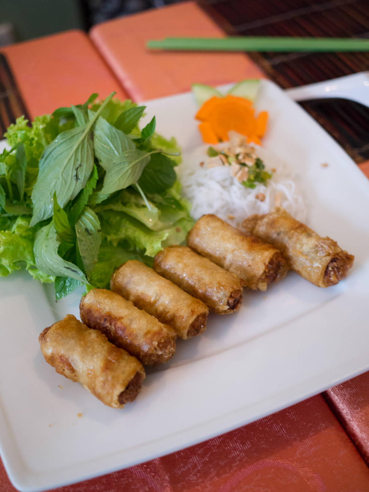 Fried spring rolls with minced shrimps and pork