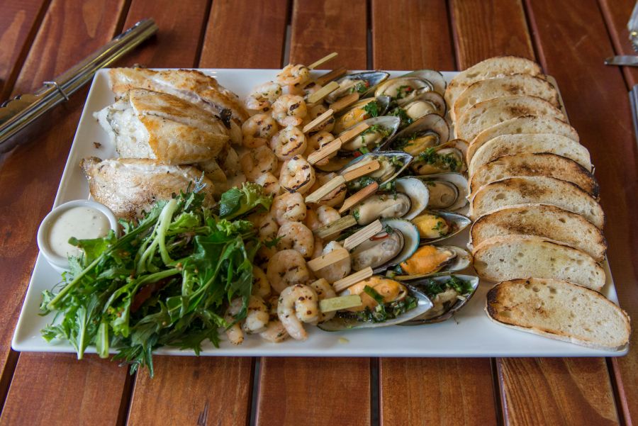 Grilled seafood platter: snapper, prawns, mussels and crispbread