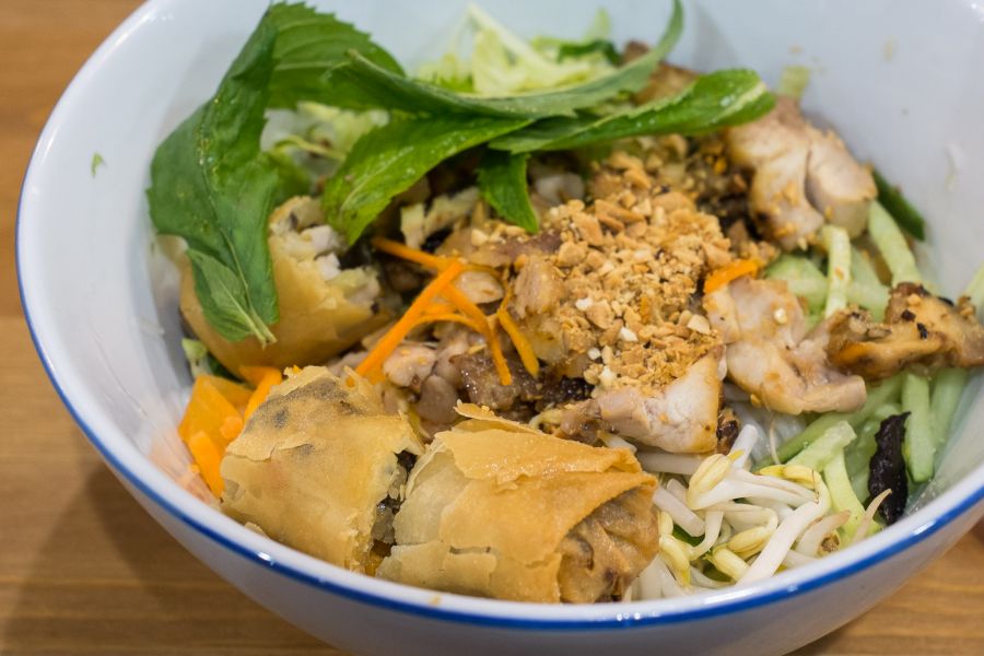 Rice vermicelli with frilled chicken and spring rolls
