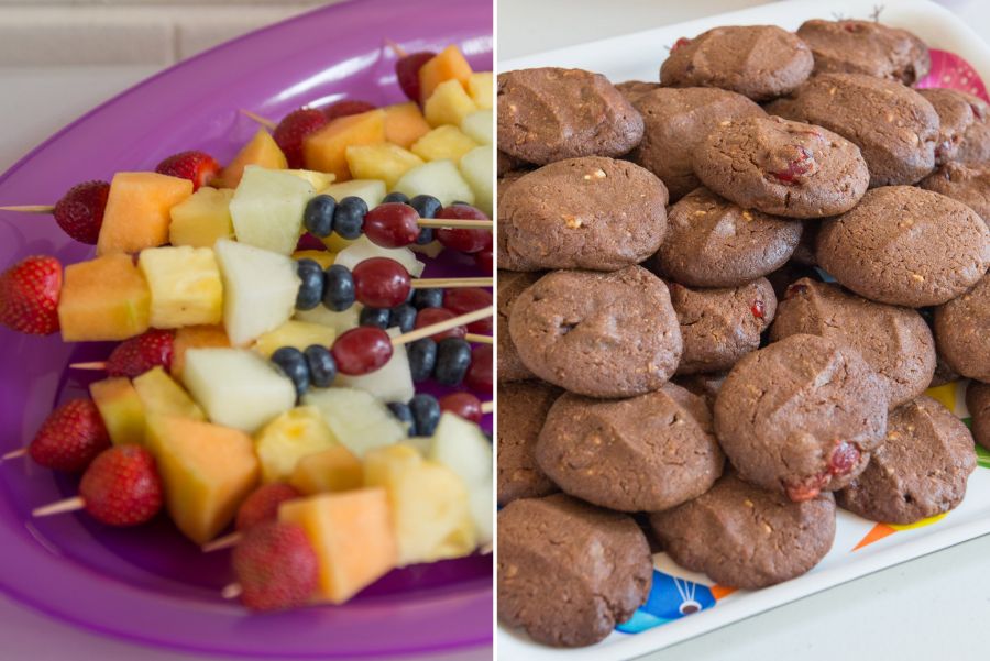 Fruit kebabs and chocolate cookies