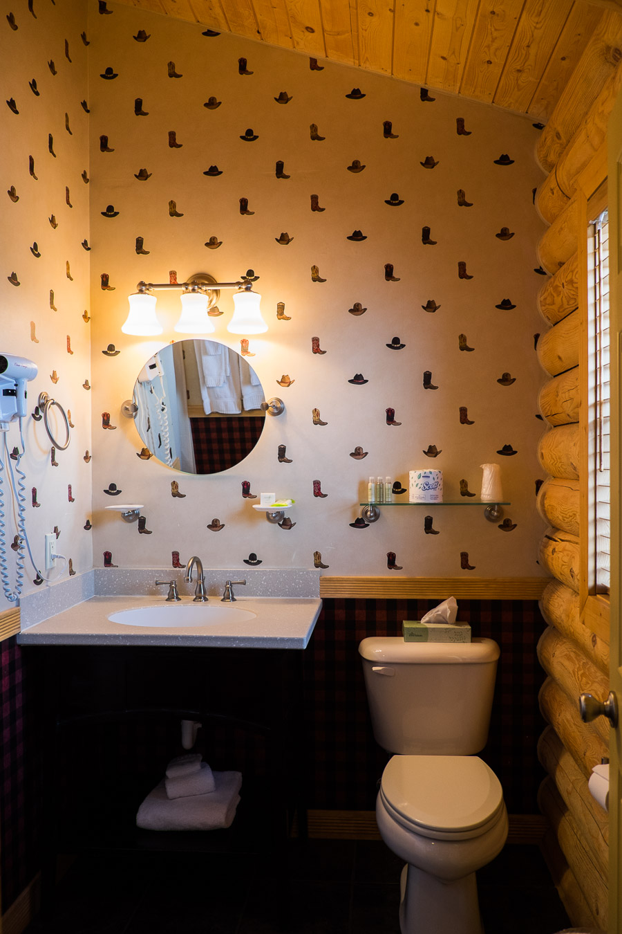 Loved the cowboy boot wallpaper!