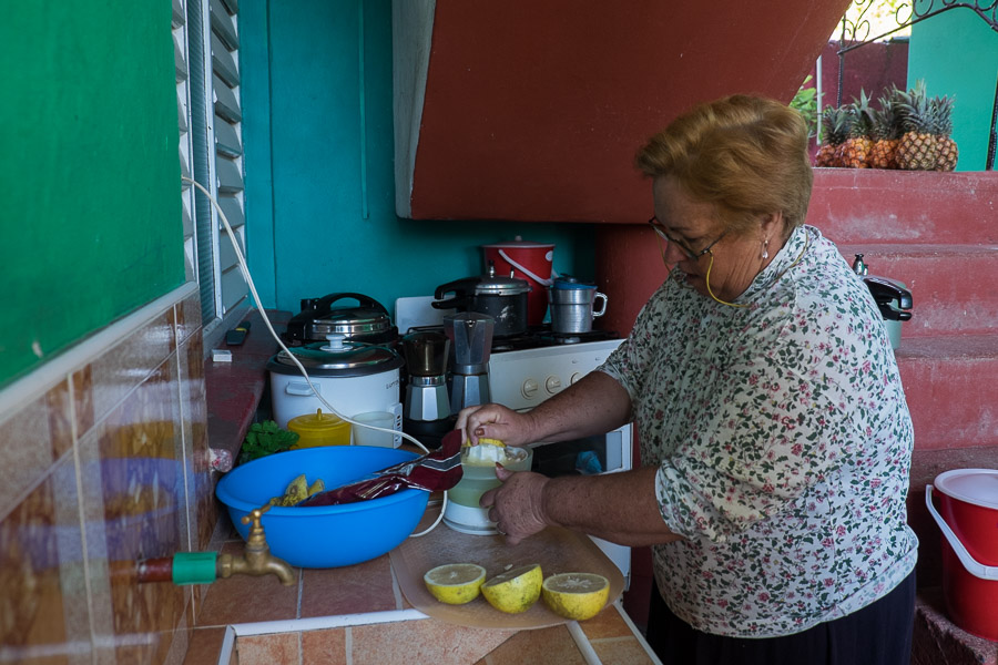Aracelys making lemon juice